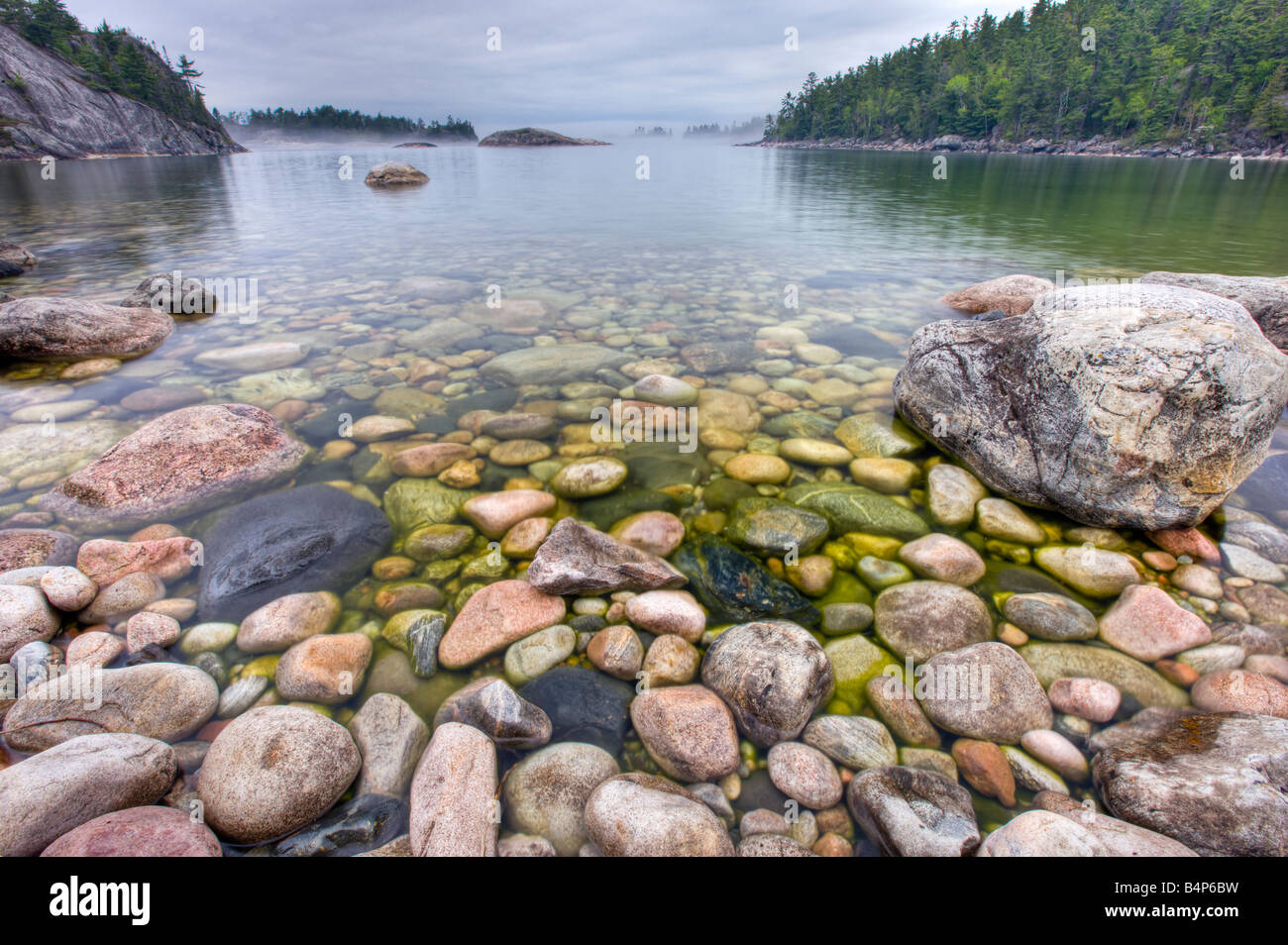 Rive rocheuse de Sinclair Cove, le lac Supérieur, le parc provincial du lac Supérieur, en Ontario, Canada. Banque D'Images