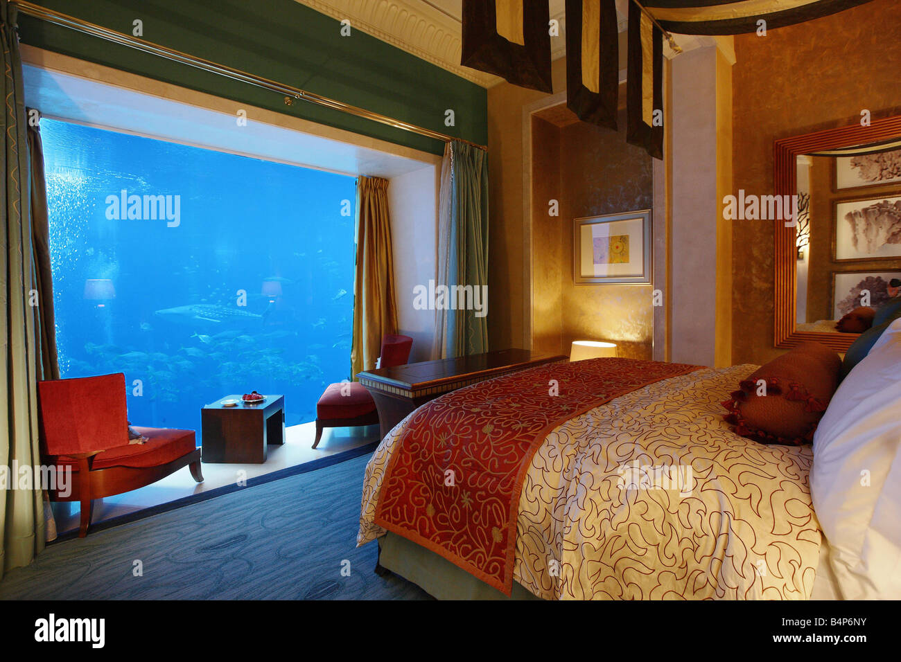 Hotel Atlantis, The Palm, Dubai, Émirats arabes unis. Hôtel sous-marin  Suite avec vue d'Ambassadro Lagoon, Aquarium Photo Stock - Alamy