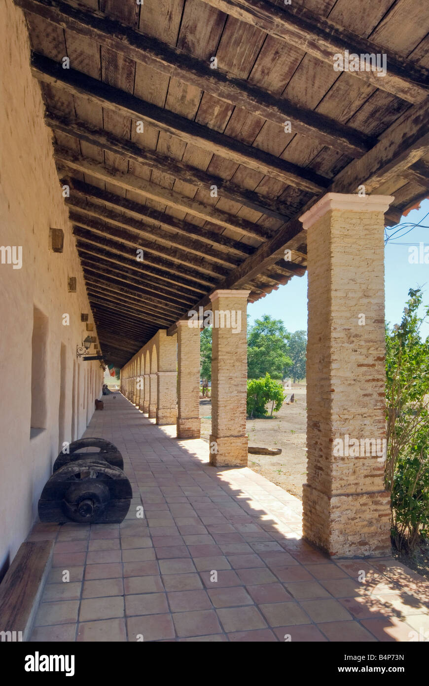 Arcade à la mission de San Antonio de Padua à Fort Hunter Liggett près de King City California USA Banque D'Images