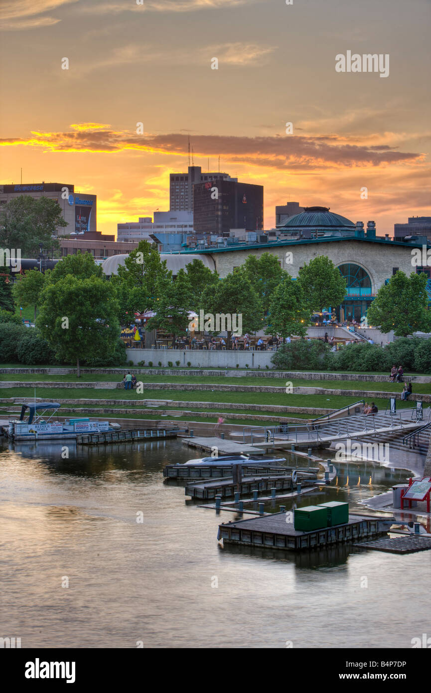 Coucher de soleil sur le marché et le port de plaisance de la fourche, un lieu historique national de la ville de Winnipeg, Manitoba, Canada. Banque D'Images