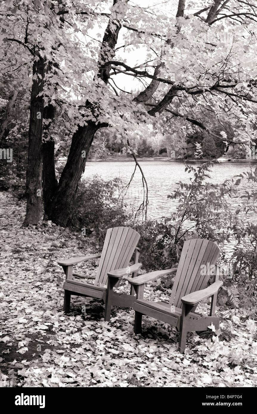 Deux chaises vides près d'un lac Banque D'Images
