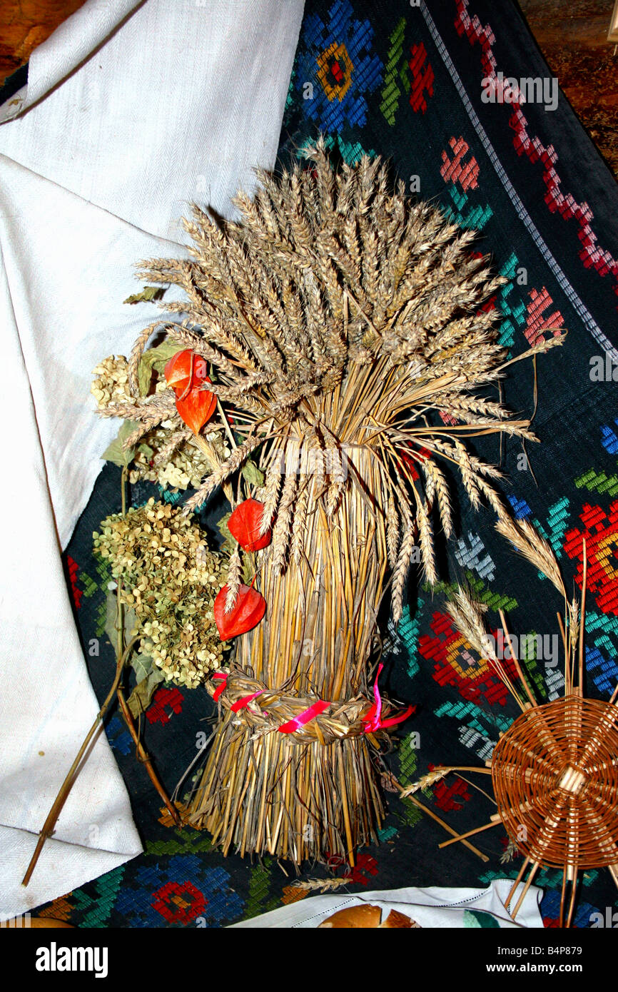 Maison rurale traditionnelle biélorusse sur la décoration. Tas de blé. Bellarus, Septembre, 2007 Banque D'Images