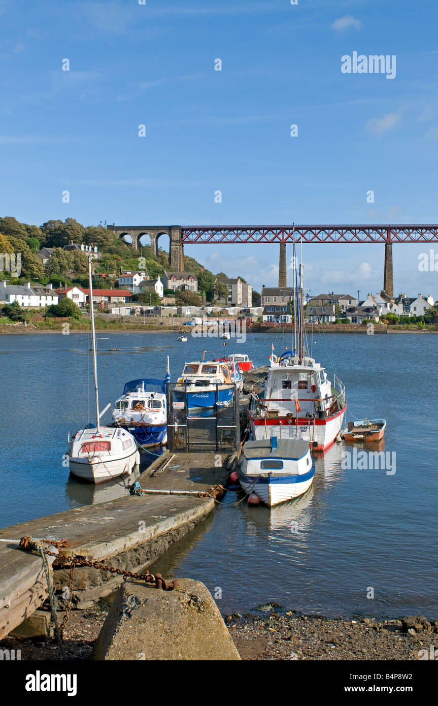 Le début de le pont ferroviaire sur le Firth of Forth, à North Queensferry dans le royaume de Fife Banque D'Images