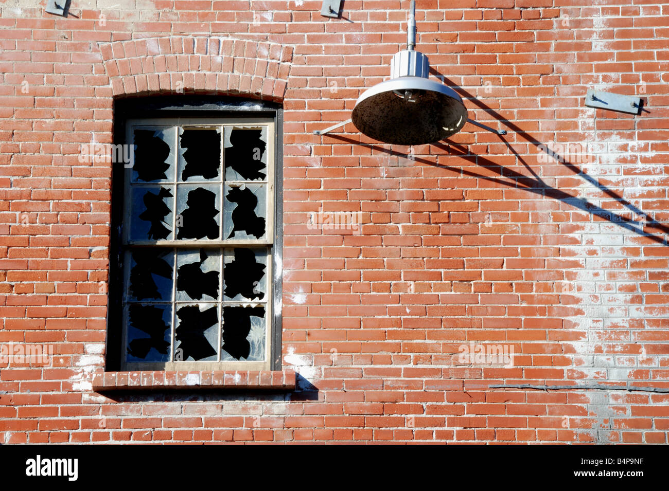 Brisé des fenêtres et une lampe dans l'historique quartier briqueterie de Toronto Banque D'Images