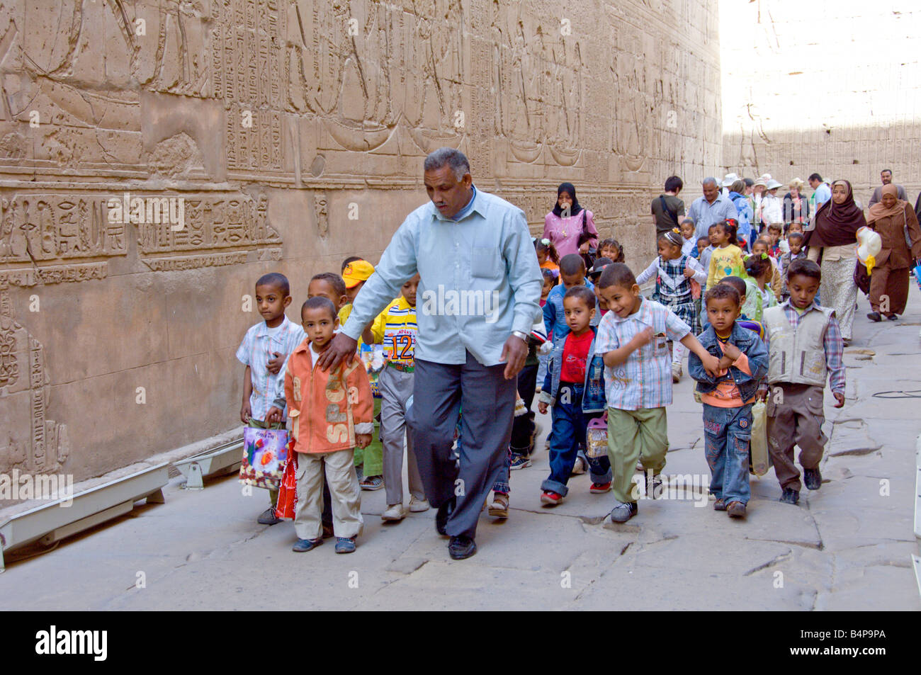Une classe d'école à la sortie des ruines et vestiges du temple d'Horus à Edfou Egypte Banque D'Images