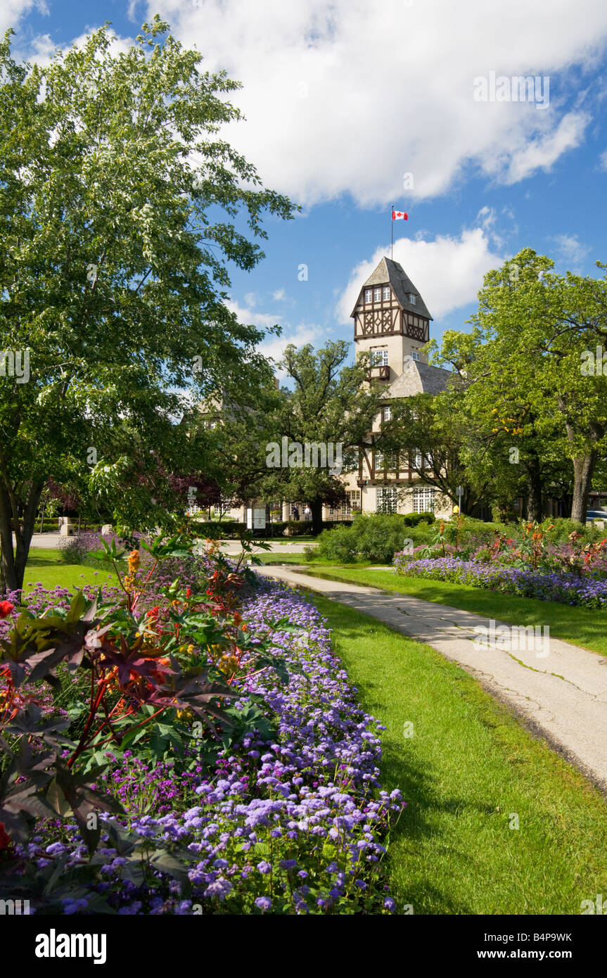 Le pavillon au Parc Assiniboine avec une allée bordée de fleurs décoratives à Winnipeg Manitoba Canada Banque D'Images