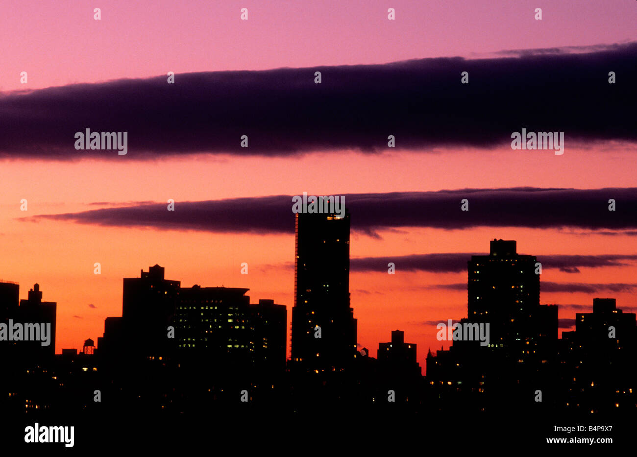USA New York, Central Park West Skyline. Gratte-ciel silhoueté au coucher du soleil. Banque D'Images
