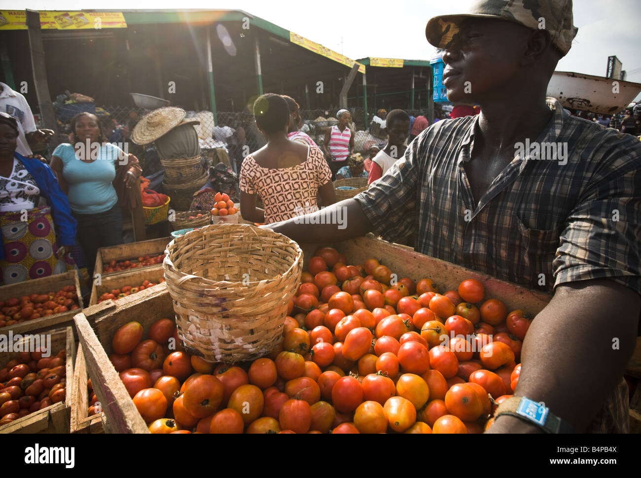 Vendeur de tomates au marché de l'Agbogboloshie à Accra au Ghana Banque D'Images