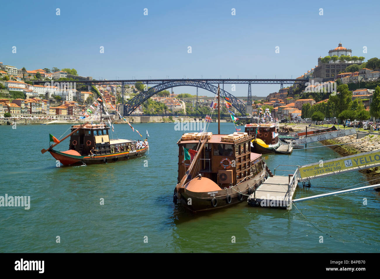 Portugal Costa Verde, Porto, river barges excursion sur le fleuve Douro et le pont Ponte Dom Luís I, conçu par Eiffel Banque D'Images