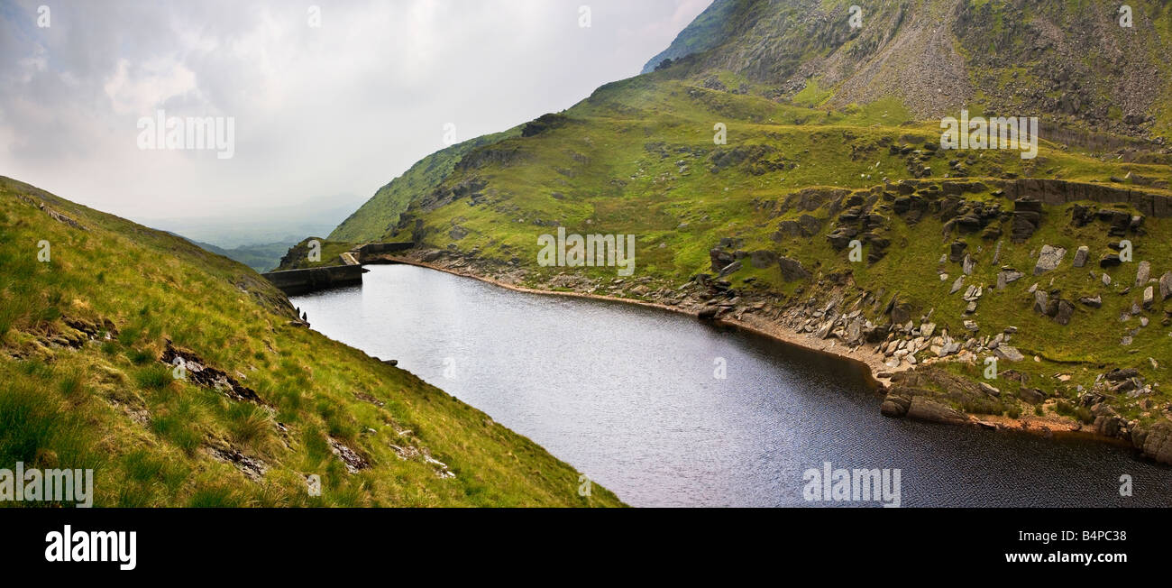 Vue sur le barrage du réservoir au-dessus de MCG Croesor valley qui fait partie d'une petite échelle hydro electric power scheme, Snowdonia, Banque D'Images