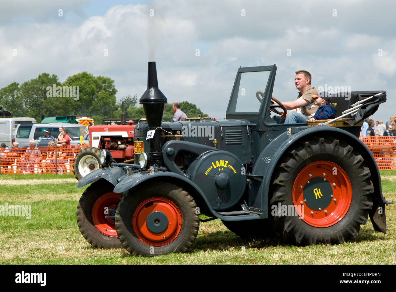 Lanz Bulldog vintage un tracteur agricole durs autour du ring parade à Bloxham véhicule ancien pays et Show. UK Banque D'Images