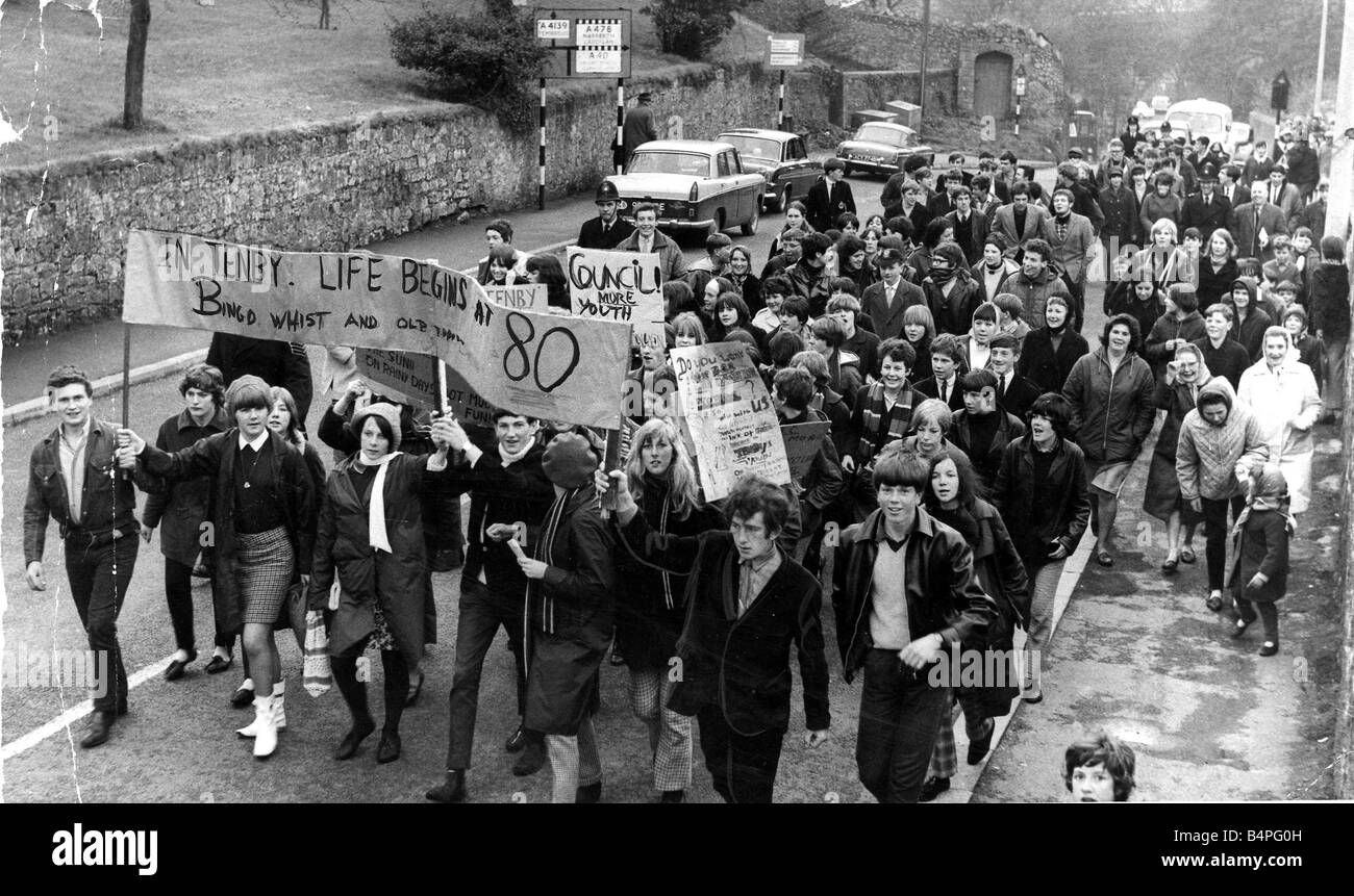 Vieux Tenby Tenby adolescents mars avec des pancartes en ville pour protester contre l'absence d'équipements de loisirs dans la ville le 13 avril 1966 Banque D'Images Vieux Tenby Tenby adolescents mars avec des pancartes en ville pour protester contre l'absence d'équipements de loisirs dans la ville le 13 avril 1966 Banque D'Images