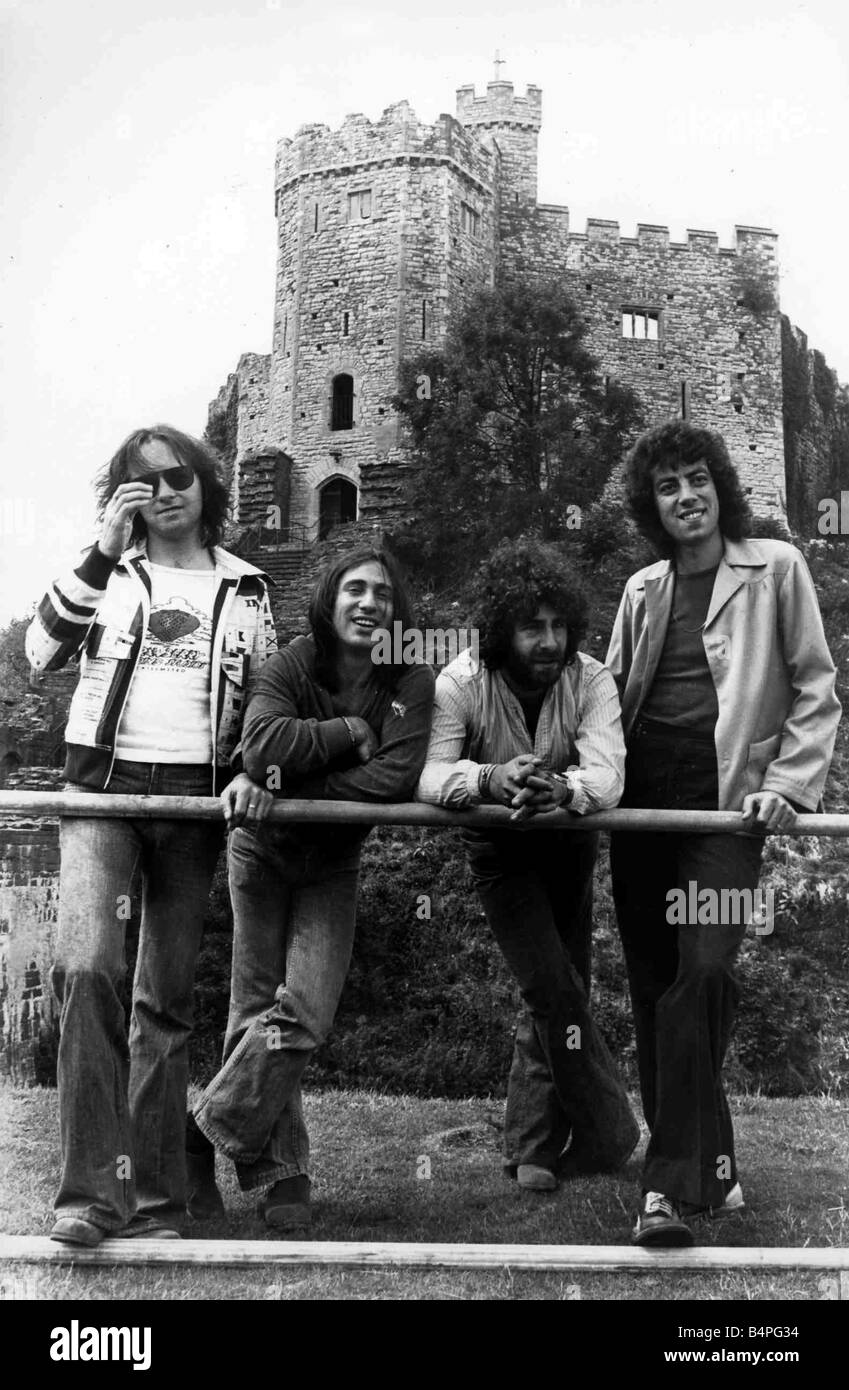 10CC 10 CC au château de Cardiff avant leur concert Juillet 1975 10CC ont été le premier groupe à jouer au château de Cardiff de gauche à droite Eric Stewart Lol Creme Kevin Godley et Graham Gouldman Banque D'Images