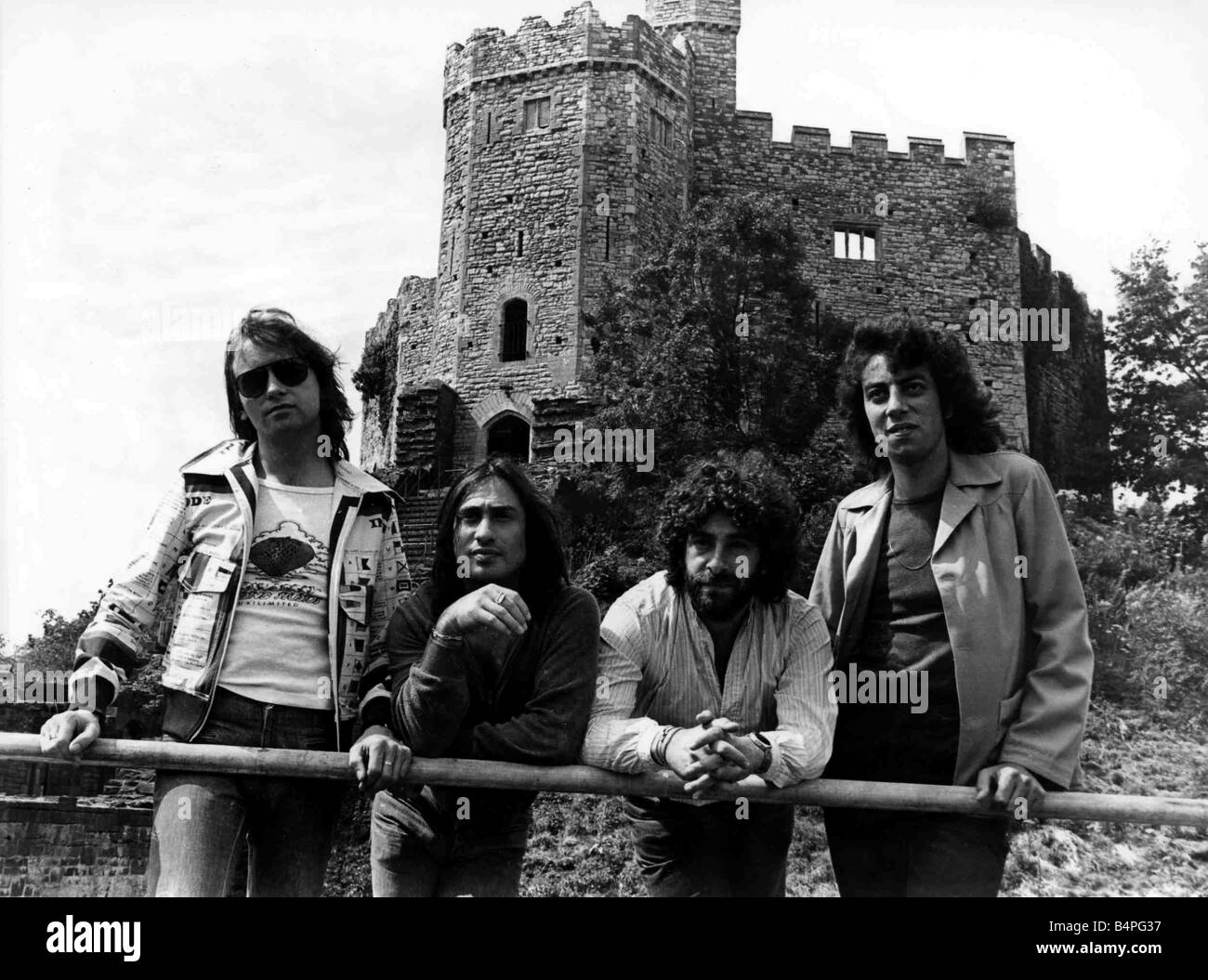 10CC 10 CC au château de Cardiff avant leur concert Juillet 1975 10CC ont été le premier groupe à jouer au château de Cardiff de gauche à droite Eric Stewart Lol Creme Kevin Godley et Graham Gouldman Banque D'Images