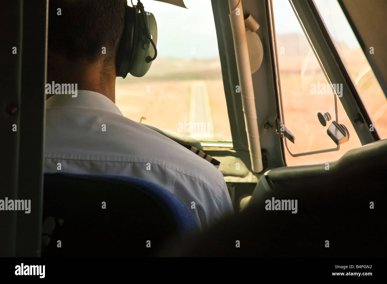 Vu la piste sur l'épaule du pilote durant la descente dans un petit avion Banque D'Images