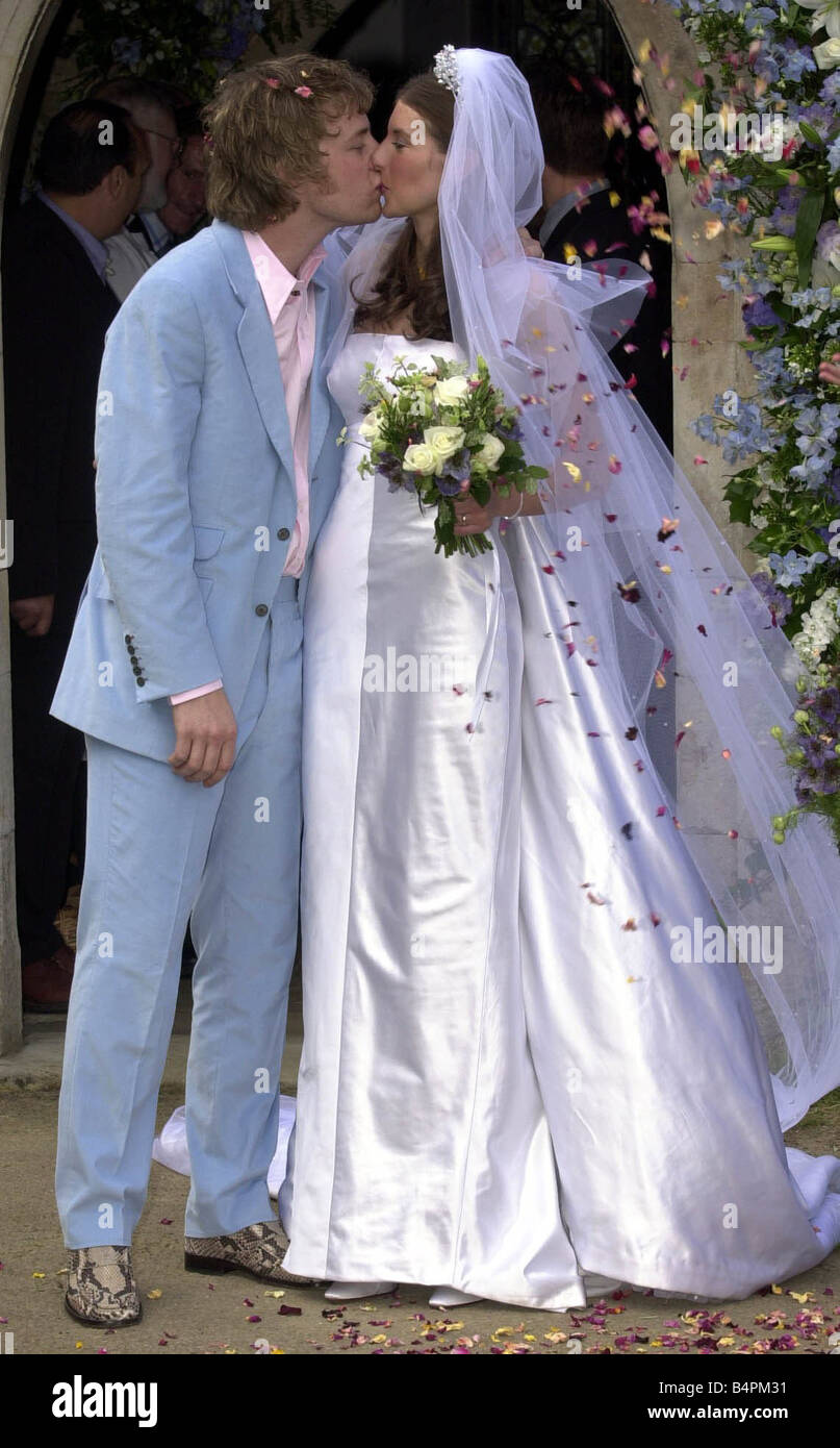 Jamie Oliver avec nouvelle épouse Juliette juin 2000 lors de leur mariage à Rickling Essex s'embrasser à l'extérieur de l'église Jules Oliver Banque D'Images