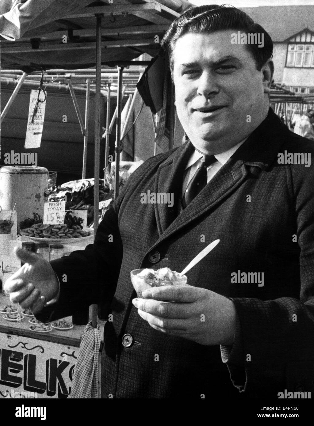 Ernie Lea n'est pas en mesure de vendre des anguilles en gelée au marché Calais après la prise d'un garrot sur le canal Janvier 1972 Banque D'Images