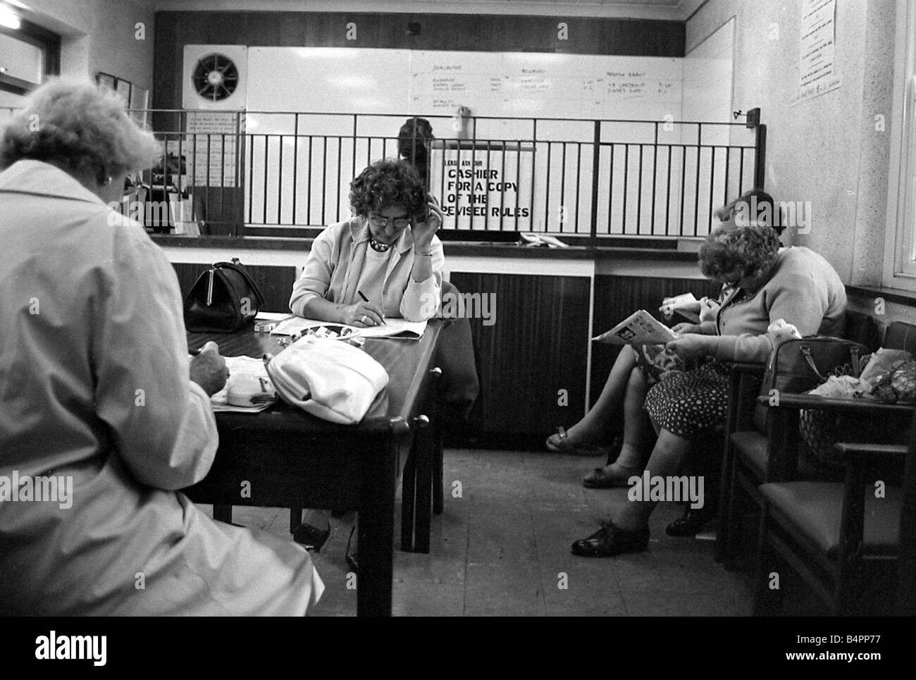 L'étude de la forme de quatre femmes guide avant de placer leurs paris à une femme seulement Bureau de Paris en septembre 1968 Worcester Banque D'Images