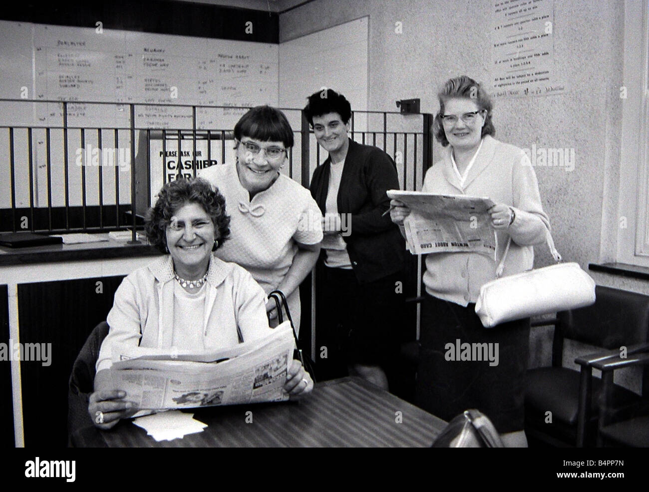 Quatre femmes sportives smiling après avoir placé les paris gagnants à une femme seulement Bureau de Paris en septembre 1968 Worcester Banque D'Images