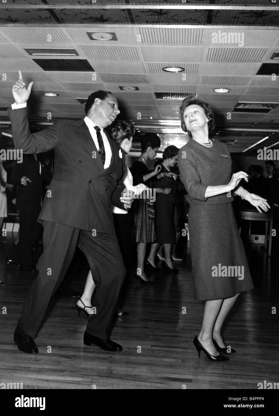 Anna Neagle Edmundo Ros danser la Bossa Nova 1962 Banque D'Images