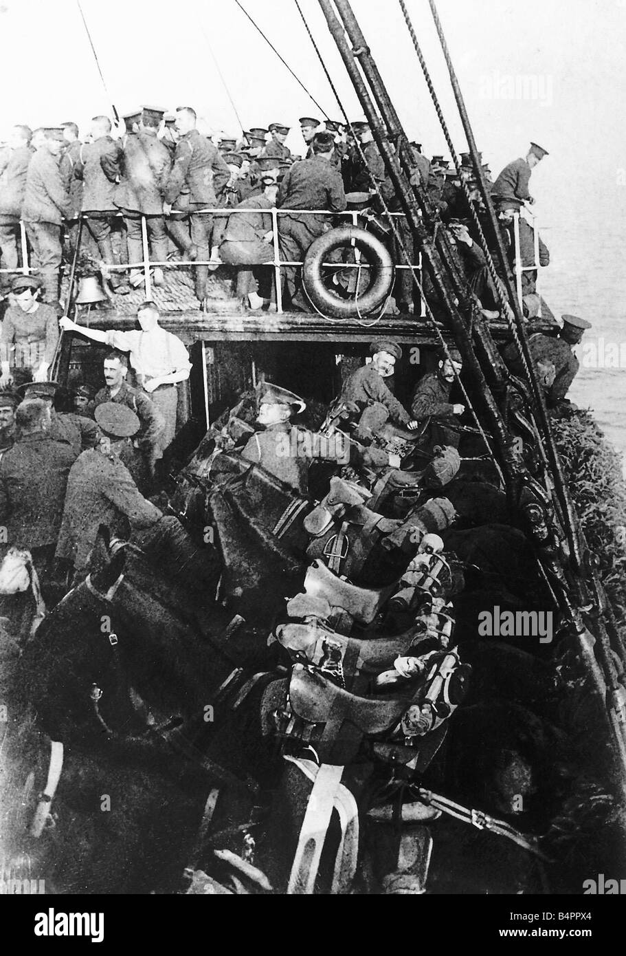 Les troupes britanniques traverse la Manche à bord d'un durant la Première Guerre mondiale, à bord vers 1915 Banque D'Images