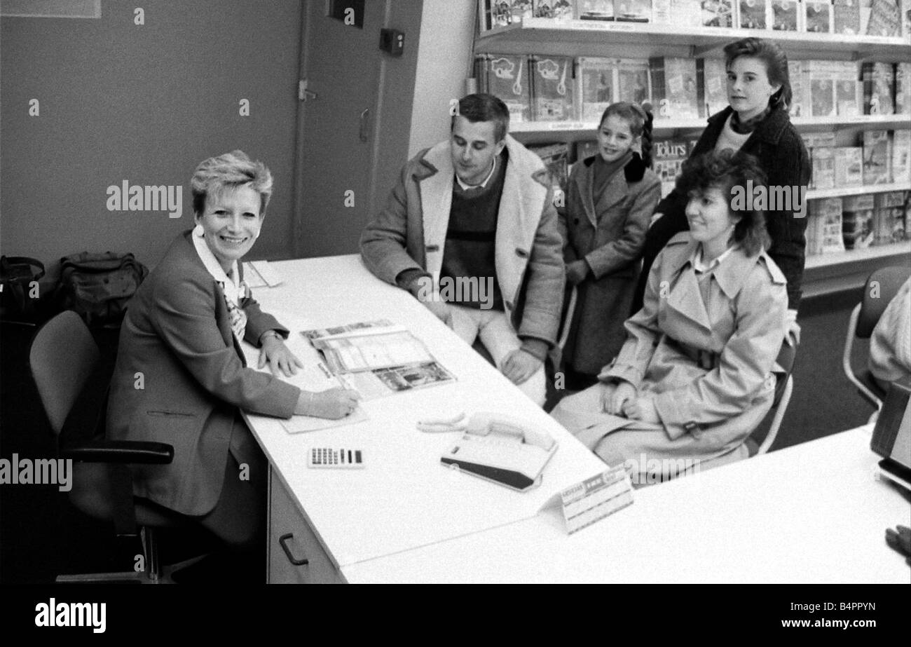 Premier dans la file d'attente d'acquérir une maison de vacances 5 sur le Sud de la France à partir de Lunn Poly Agent de voyages était Dave Turney et sa famille de gauche à droite Pauline Hayley Yasmin et Dave Turney Novembre 1985 Banque D'Images