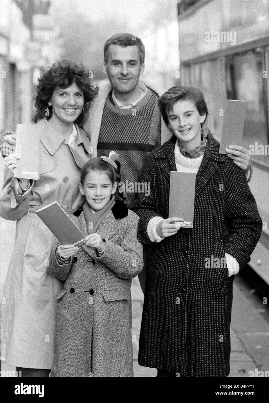 Premier dans la file d'attente d'acquérir une maison de vacances 5 sur le Sud de la France à partir de Lunn Poly Agent de voyages était Dave Turney et sa famille de gauche à droite Pauline Hayley Yasmin et Dave Turney Novembre 1985 Banque D'Images