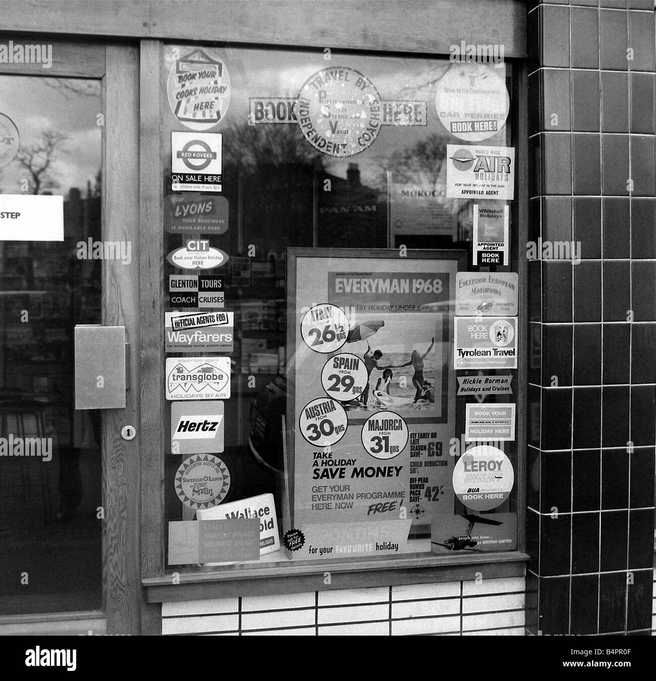 Maison de vacances affiches en vitrine Mars 1968 Banque D'Images