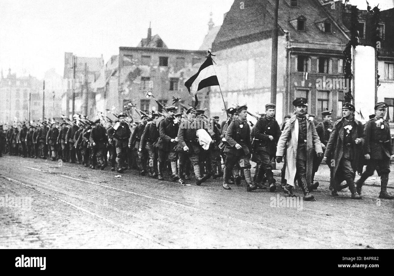 Les soldats allemands en mars en Allemagne après avoir traversé le Rhin
