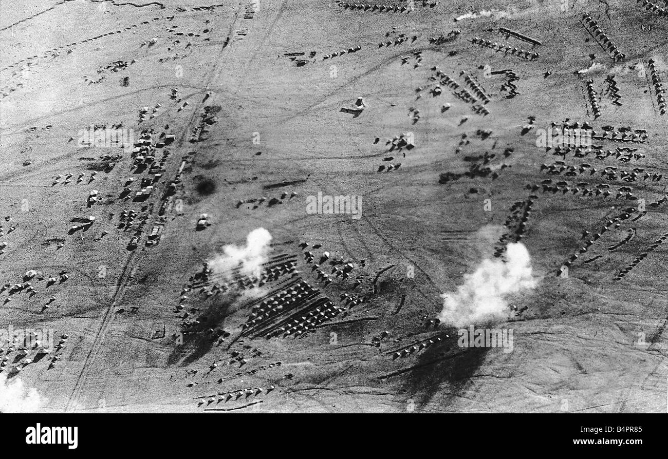 La Seconde Guerre mondiale, une attaque aérienne allemande sur les positions britanniques à la fin de campagne dans le désert de l'Afrique de l'Ouest 1915 Banque D'Images