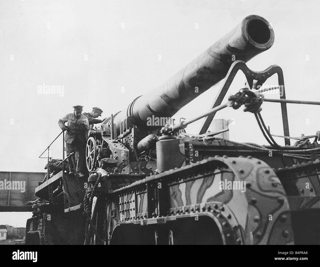 Les artilleurs britanniques la préparation d'une pièce d'artillerie lourde sur son propre transporteur France World War One 1918 Banque D'Images