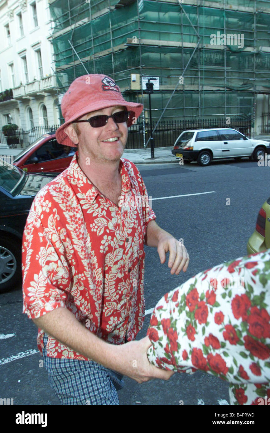 Chris Evans portant une chemise à motifs et un chapeau et des lunettes de  soleil Photo Stock - Alamy