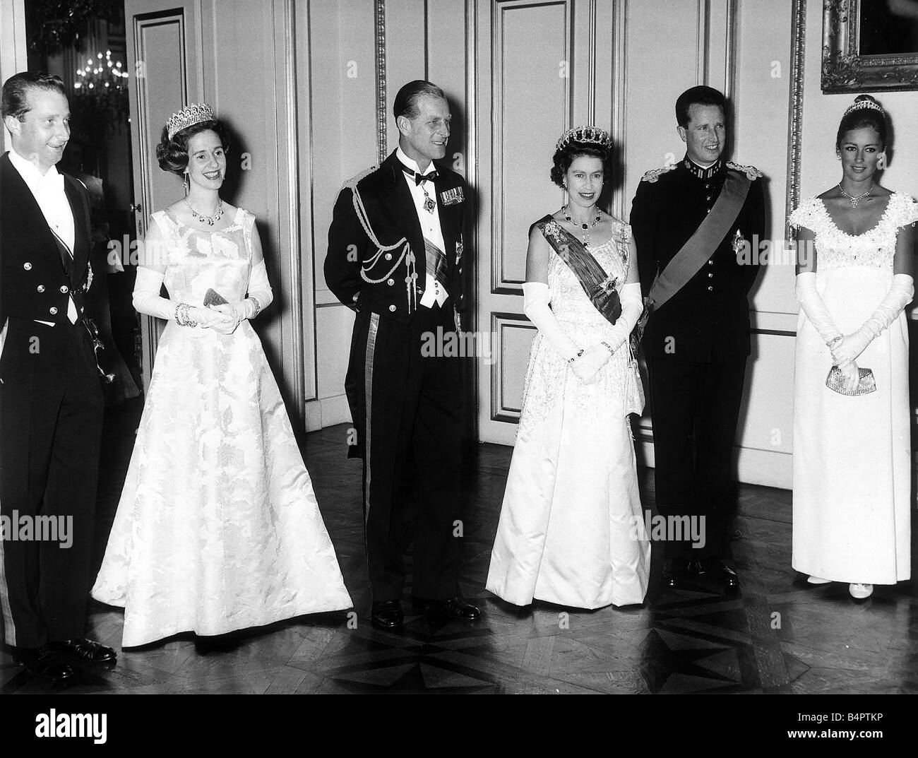 La reine Elizabeth II 1966 Visites Belgique La reine Elizabeth II et le Prince Philip en Belgique avec le Prince Albert Le Roi Baudouin et La Reine Fabiola La Princesse Paola au banquet d'État tenu au Palais de Bruxelles Banque D'Images