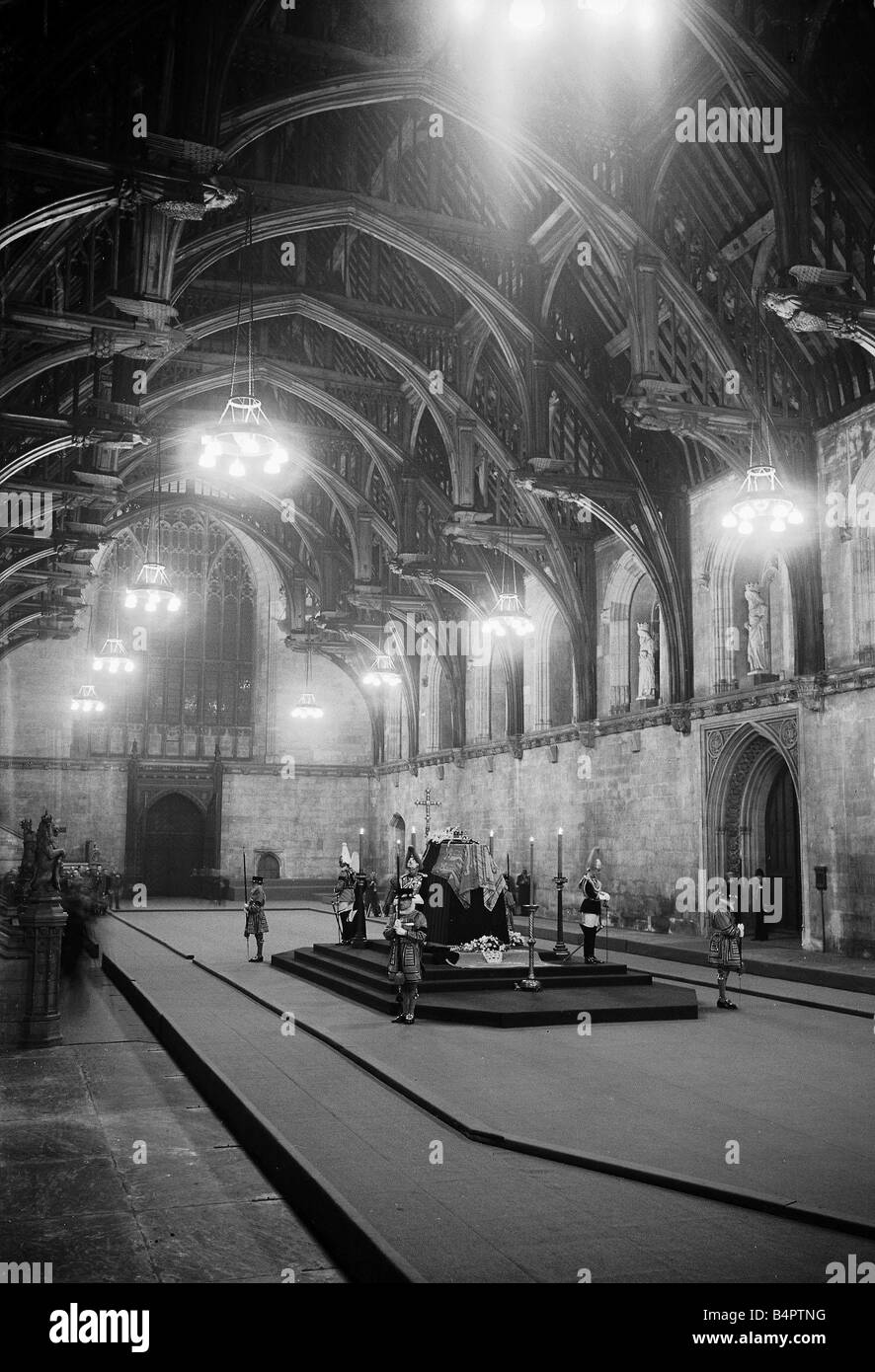 Le roi George VI Décès Funérailles d'État Feb 1952 fixant dans la région de Westminster Hall à Londres Banque D'Images