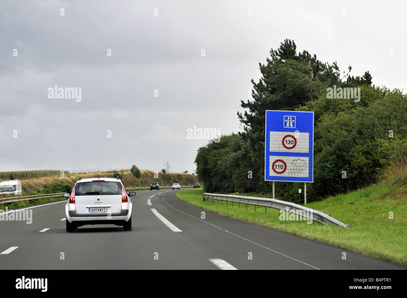 Autoroute française limite de vitesse de 110 km/h par temps sec et 130 km/h par temps de pluie Banque D'Images