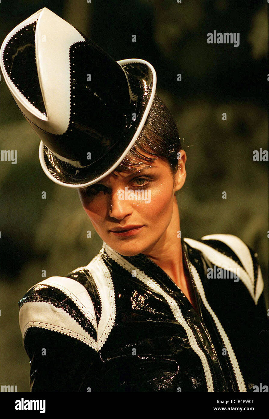 Helena Christensen Mannequin Givenchy modèles pendant la Fashion Week de Paris en cuir noir et blanc avec boléro grand cocked hat Banque D'Images