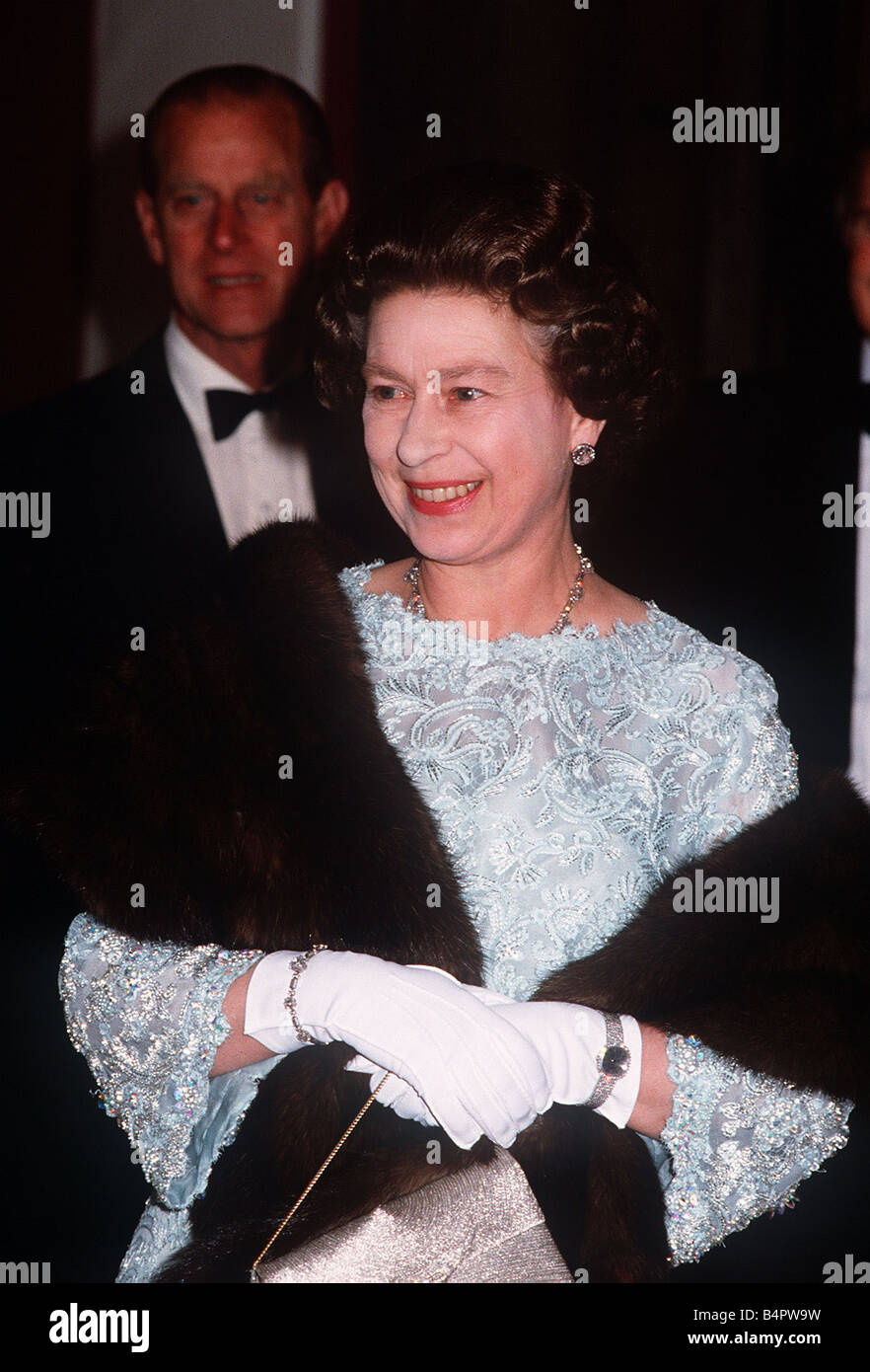 La reine Elizabeth et le prince Philip à Guildhall pour 150e anniversaire de maisons Cottage Banque D'Images