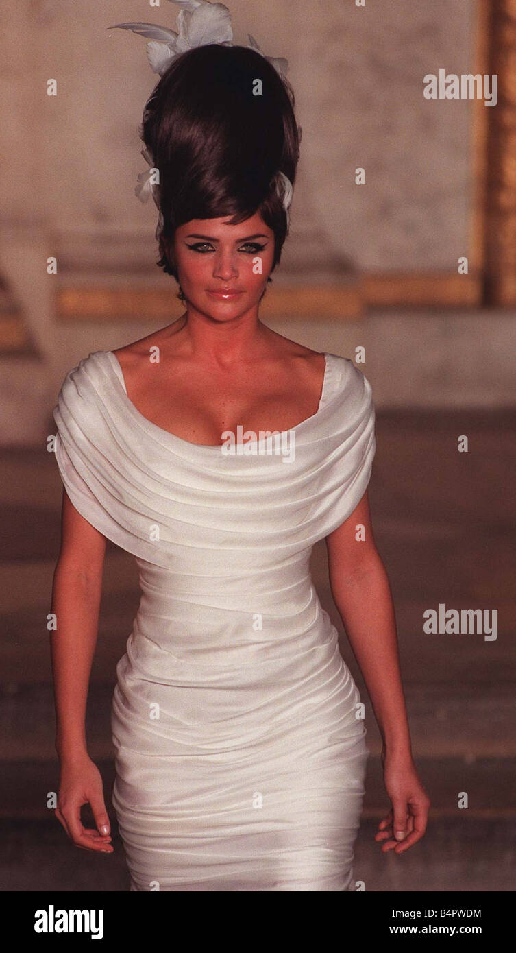 Helena Christensen déesse modèles robe de style ruched Givinchy à la Paris Fashion Week 1997 Banque D'Images