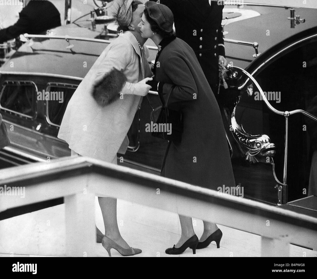 La Reine Elizabeth est accueilli par la reine Juliana des Pays-Bas au début de sa visite après l'atterrissage du Yacht Royal Britannia Banque D'Images