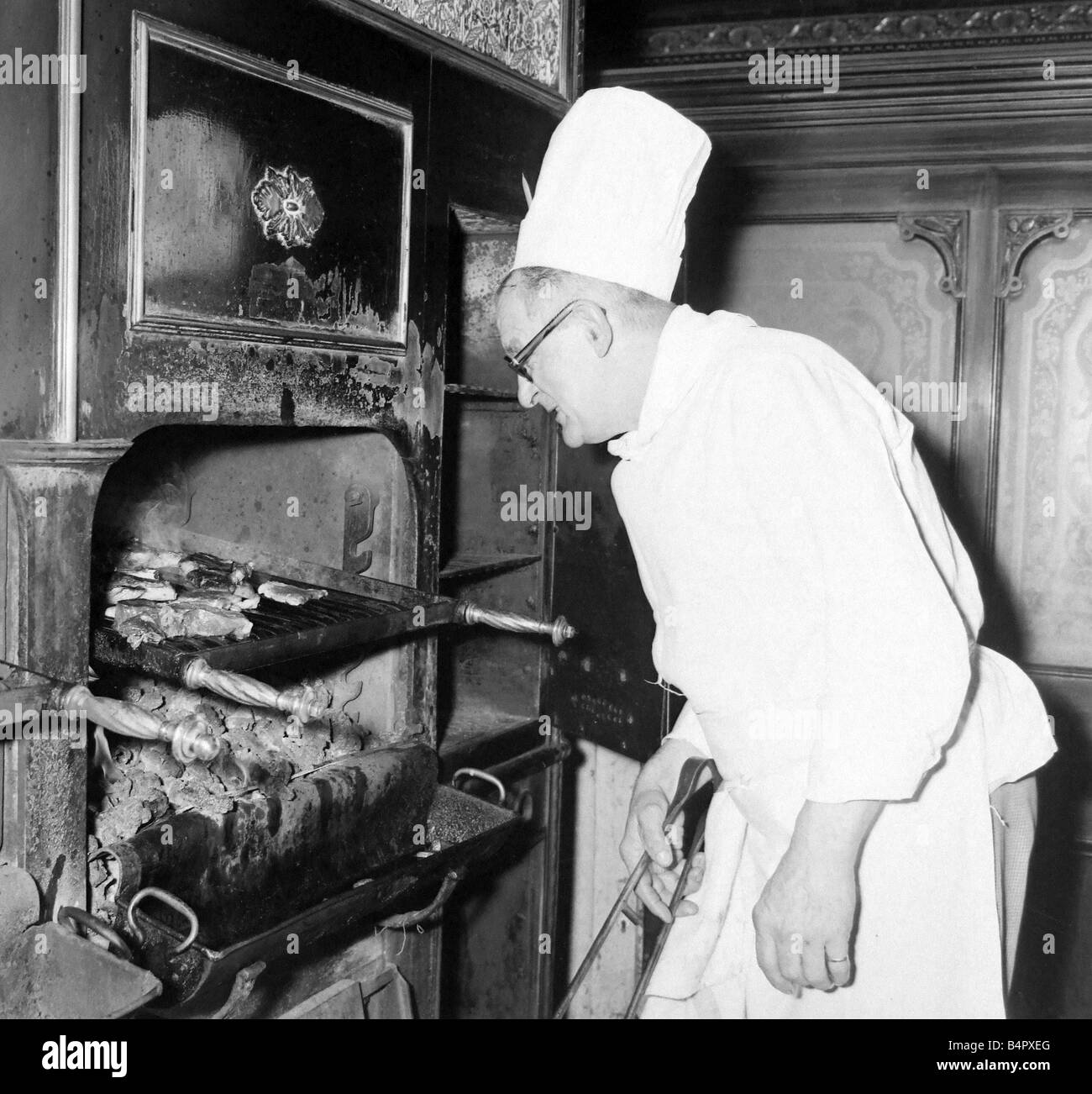 Steaks de grésillement cuit sur un feu de charbon ont longtemps été une caractéristique de l'échange Grill un des restaurants underground Birmingham cet ordre de cuisson est Arthur Norman qui a été chef du grill pour plus de 20 ans maintenant, il grillades 150lbs de viande par jour Août 1959 Banque D'Images