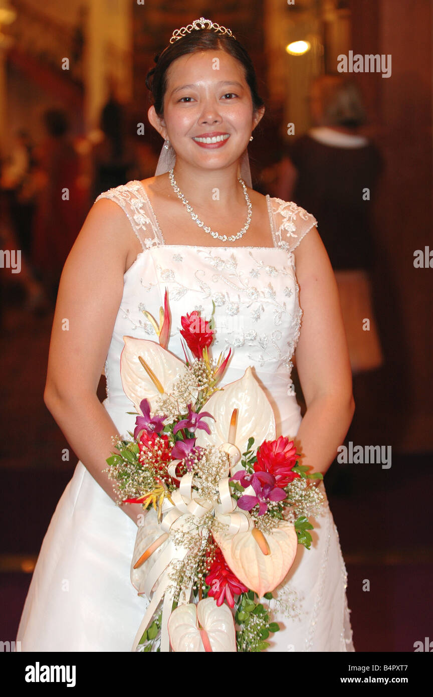 Asian bride en robe de mariée blanche holding bouquet floral tropical on  cruise ship Photo Stock - Alamy