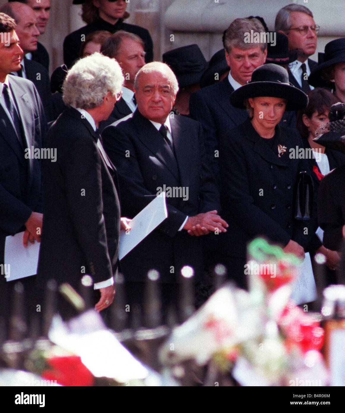 Funérailles de la princesse Diana 6 septembre 1997 Mohamed Al Fayed C examine tributs floraux pour la princesse Diana avant ses funérailles à l'abbaye de Westminster le 6 septembre le fils Dodi Fayed a été tué avec la princesse dans un accident de voiture à grande vitesse dans le centre de Paris Banque D'Images
