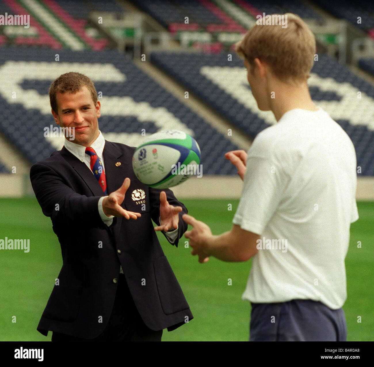 Peter Phillips septembre 1999 passe le ballon au stade de Murrayfield ce matin dans le cadre de la ssru rugby programme jeunesse Banque D'Images