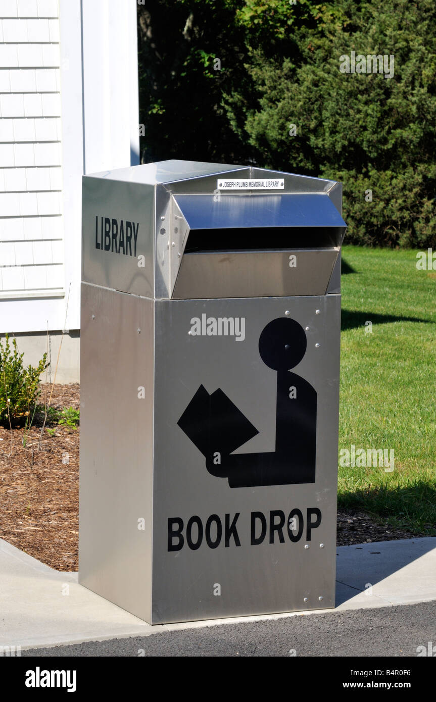 Des livres de bibliothèque en métal brillant-drop box à l'extérieur du récipient avec la fente Banque D'Images