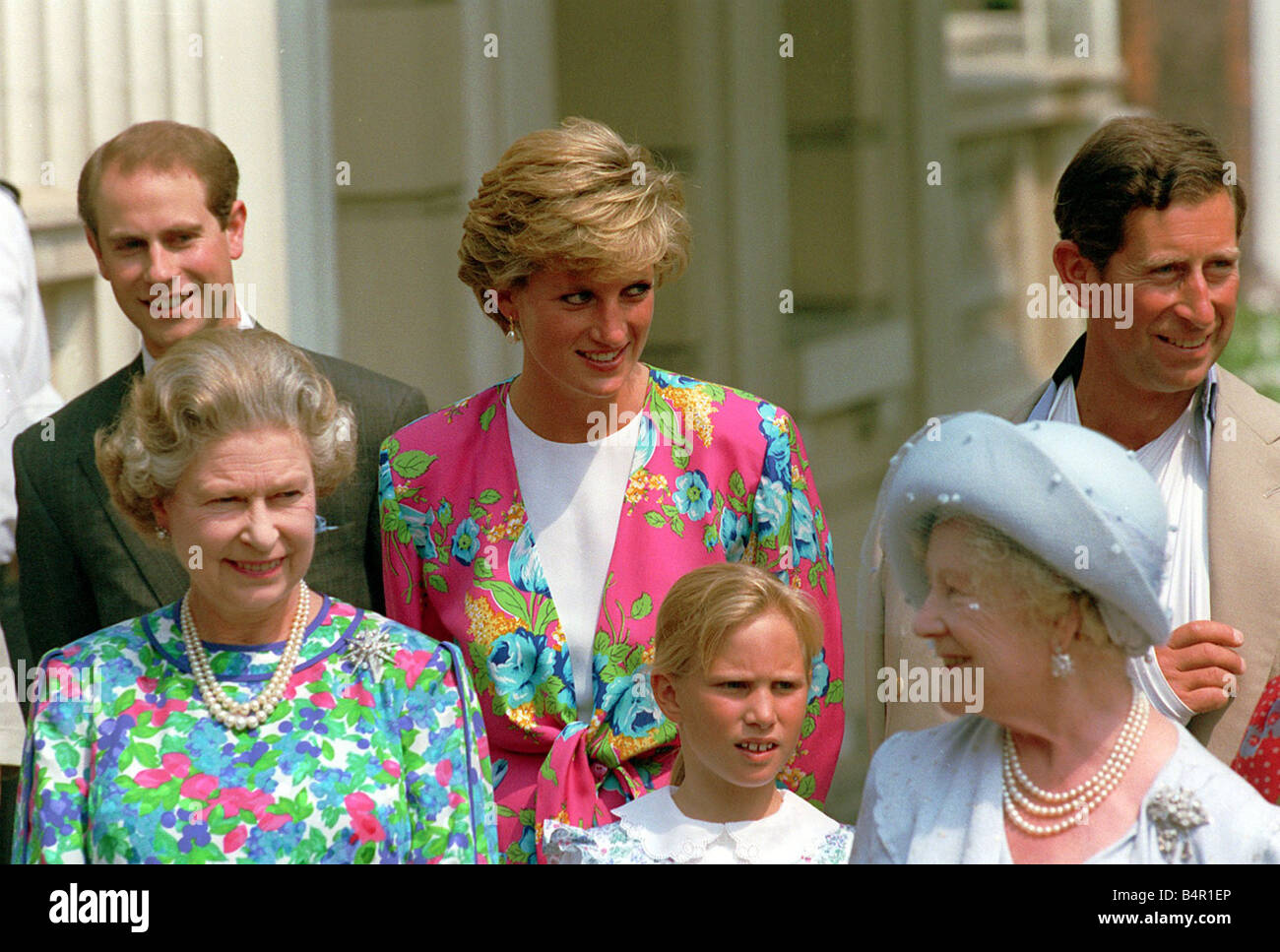 Reine Mère Anniversaires Août 1990 sur son 90e anniversaire à l'extérieur de la Clarence House avec d'autres membres de la famille royale Banque D'Images