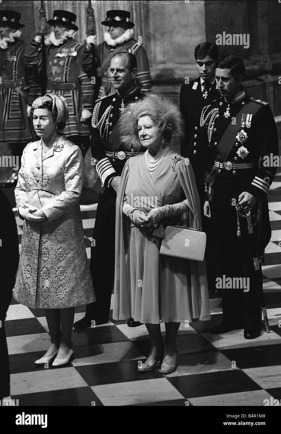 La Reine Mère en la Cathédrale St Paul pour le service d'action de grâce avec les autres membres de la Famille royale Banque D'Images