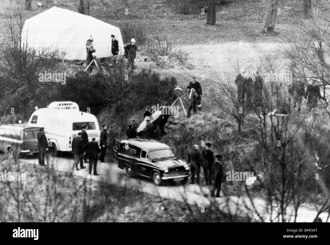 Lesley s corps est transporté dans un cercueil d'un dépistage de la tente à un tuyau d'évacuation en attente van héritière Lesley Whittle, 17 ans a été Banque D'Images