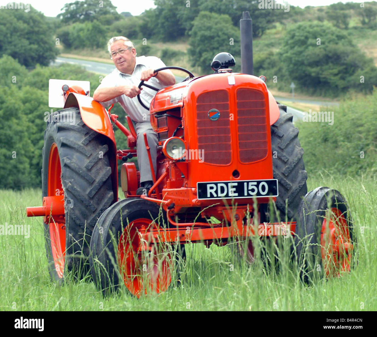 Dave Reynolds avec son restauré 1953 Nuffield Universal Agri tracteur à son Haverfordwest Accueil 4e Août 2005 Banque D'Images