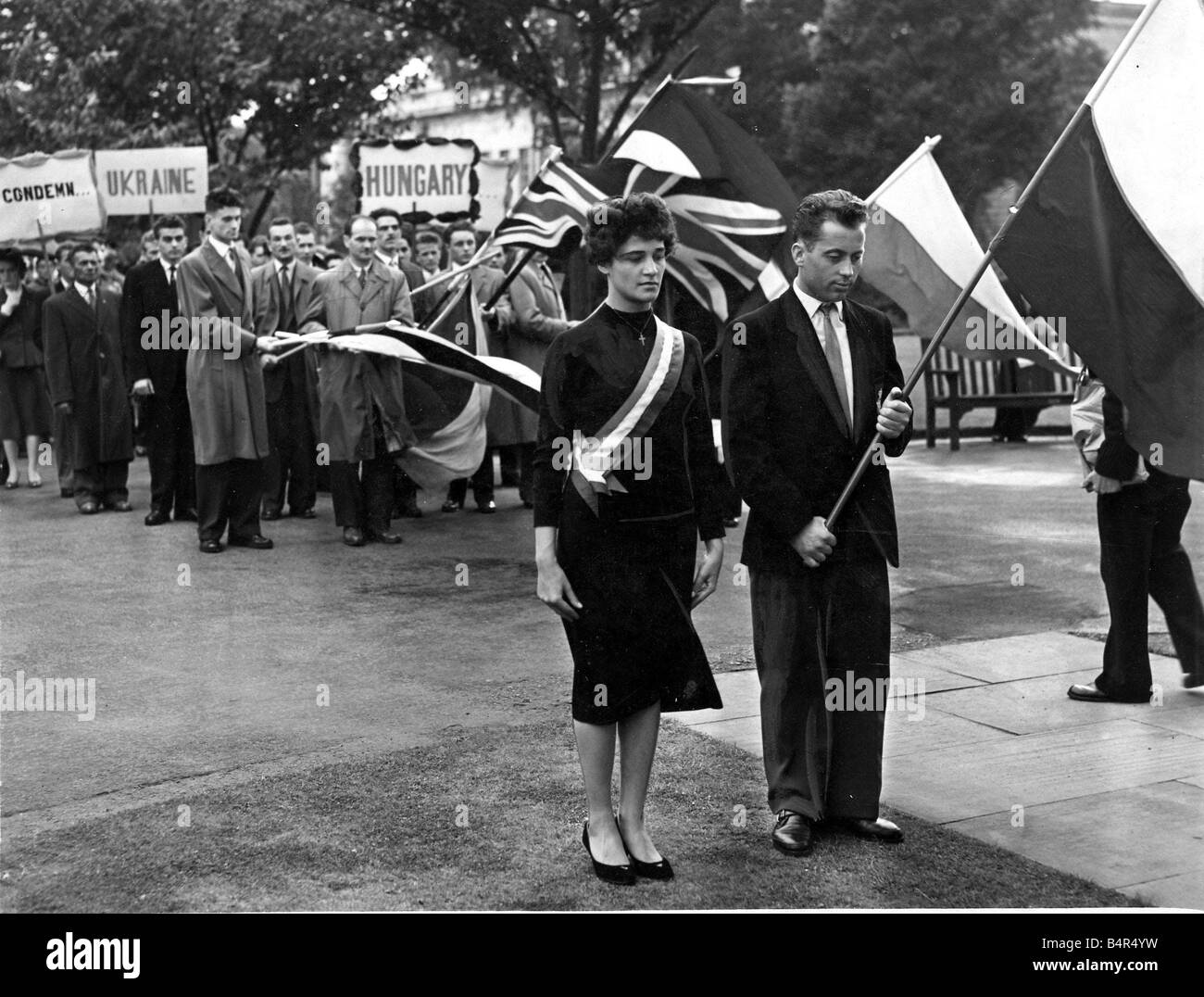 La Hongrie deux Hongrois Jimmy Miller et Mme Arhnka négligent d'observer une minute de silence après le dépôt d'une couronne au Monument commémoratif de guerre Cathays Park hier, ils prenaient part à une marche de protestation plus Imry Nage 2 Juillet 1958 Banque D'Images