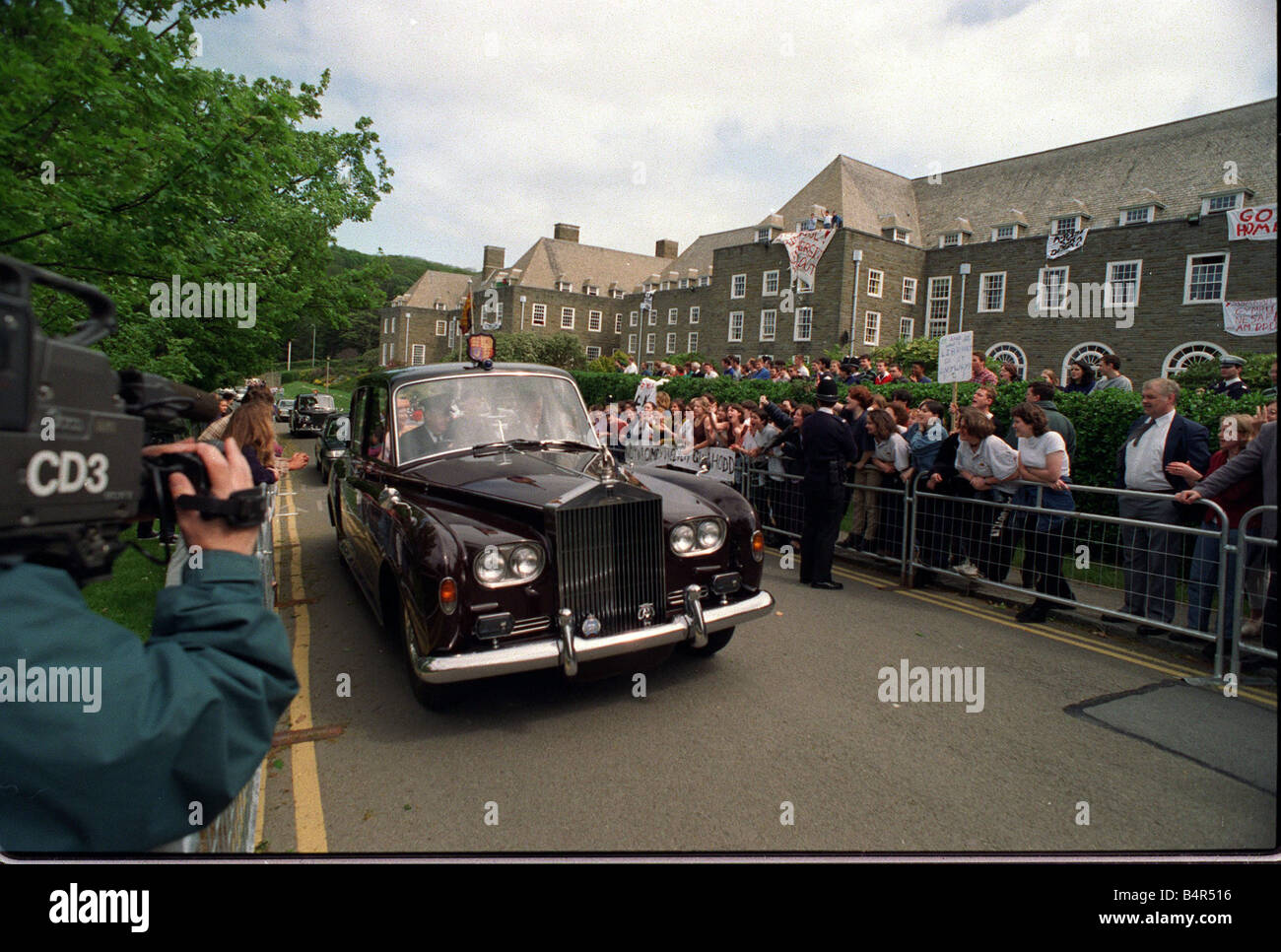 S'ABERYSTWYTH journée de fête s'est tourné vers l'un de honte que la Reine a été obligé d'écourter son séjour dans la ville pour sa propre sécurité et de la dignité de la visite est venu à une fin rapide après qu'un groupe d'étudiants et des membres de la société de la langue galloise a franchi un cordon de sécurité d'environ 50 officiers de police peu de temps avant qu'elle devait arriver à University of Wales Aberystwyth Buckingham Palace conseillers en matière de sécurité et les officiers supérieurs de la police a informé la Reine pour annuler son engagement restant après 200 manifestants se sont rassemblés sur le campus de l'université, scandant des slogans anti royal et en agitant des bannières Banque D'Images